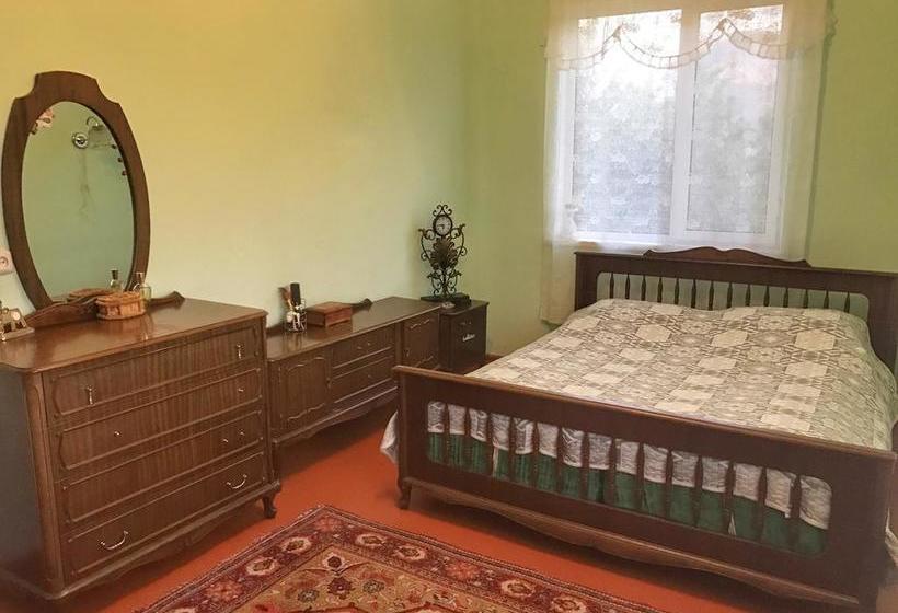 هاستل Garni Bread House