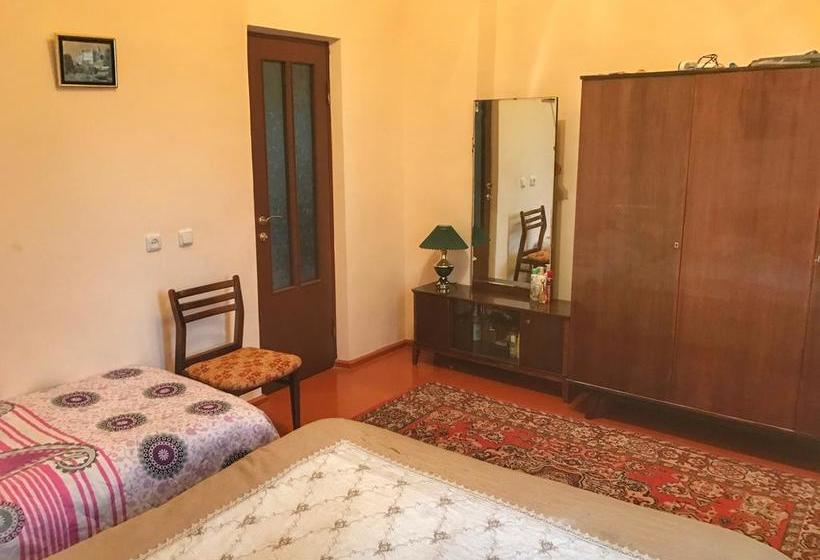 هاستل Garni Bread House