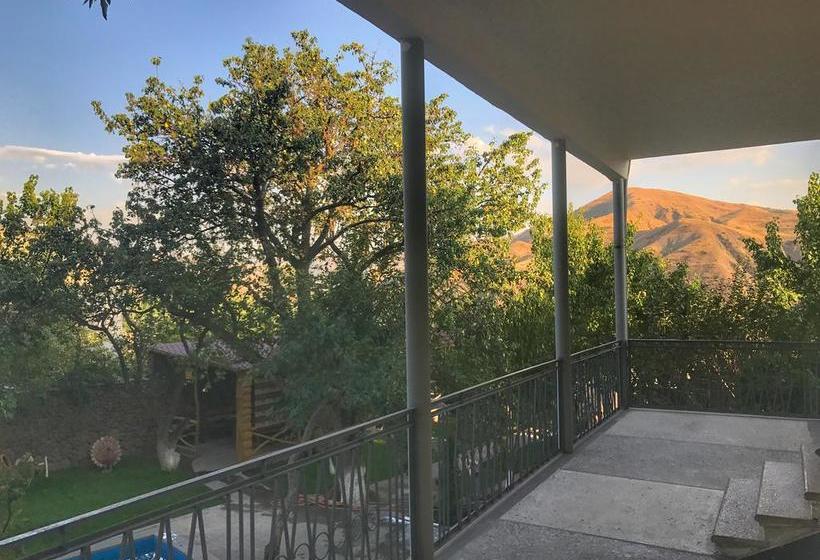 هاستل Garni Bread House