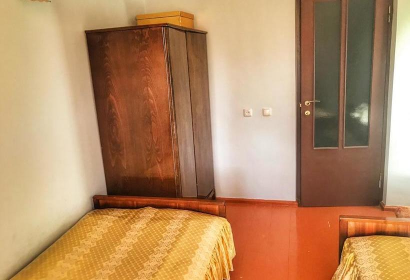 هاستل Garni Bread House