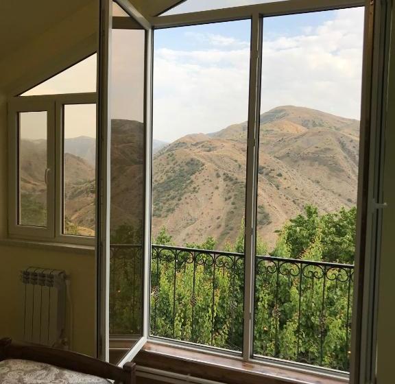 هاستل Garni Bread House