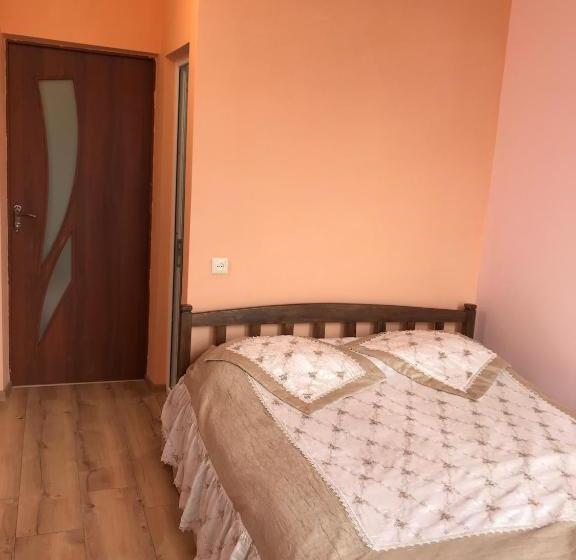 هاستل Garni Bread House