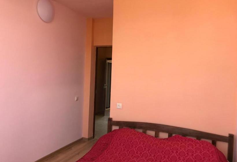 هاستل Garni Bread House