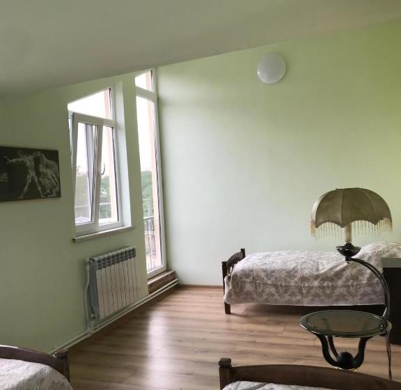 هاستل Garni Bread House