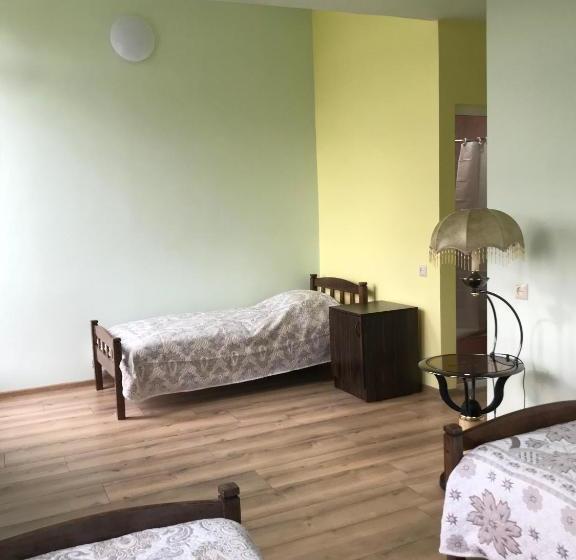 هاستل Garni Bread House