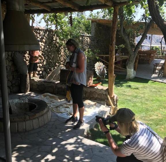 هاستل Garni Bread House