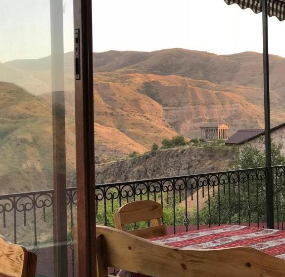 هاستل Garni Bread House