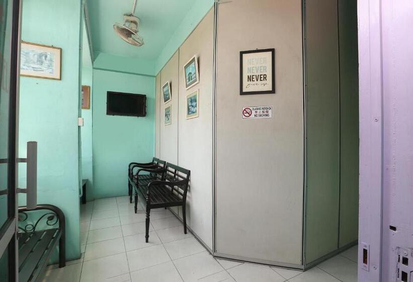 فندق صغير Spot On 89796 D Noor Budget Inn