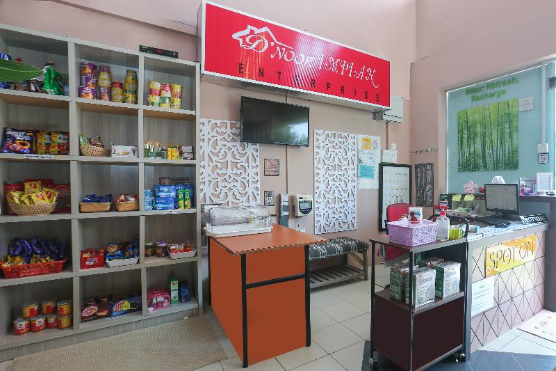 فندق صغير Spot On 89796 D Noor Budget Inn