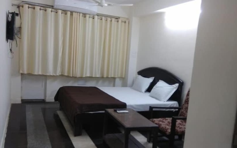 Hotel Iroomz Subhadra Comforts