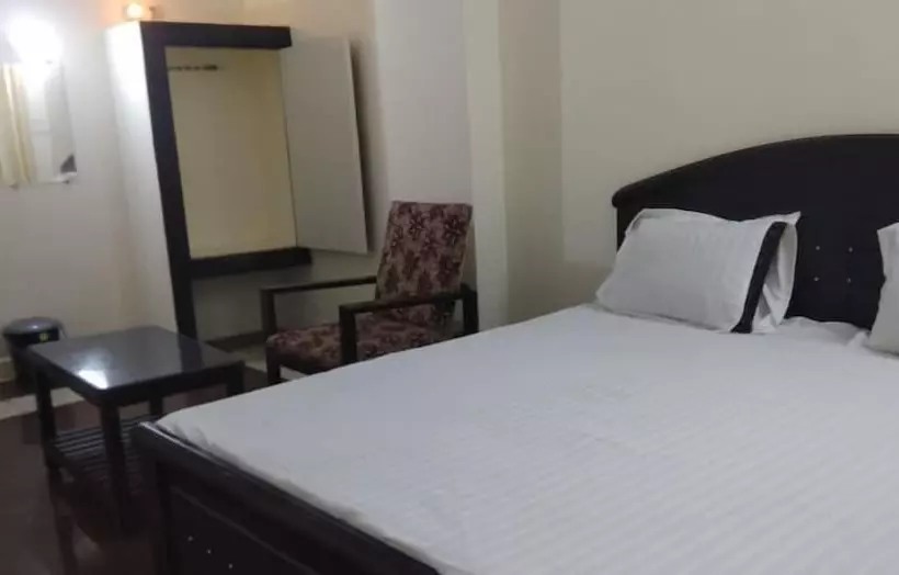 Hotelli Iroomz Subhadra Comforts