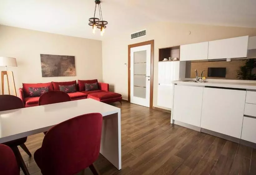 Maxuite Hotel In Home