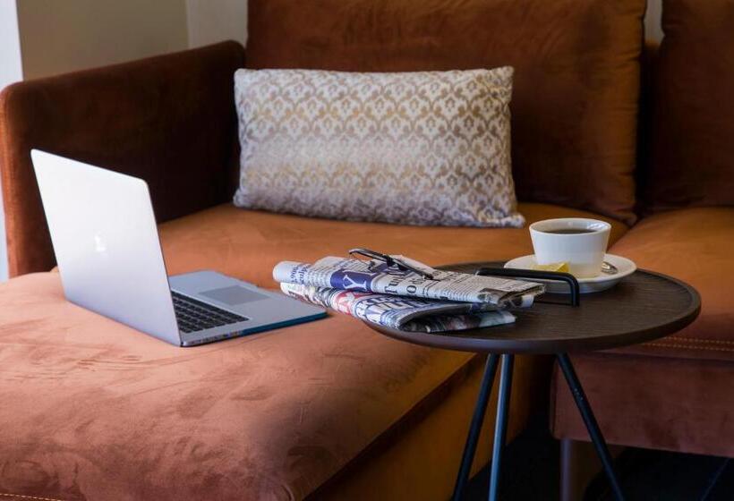 Maxuite Hotel In Home