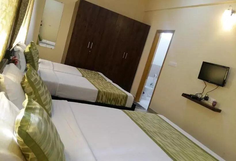 هتل Suvarna Compact