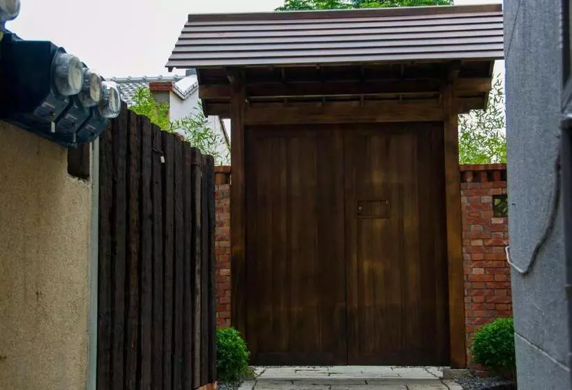 تختخواب و صبحانه Alley X Tainan