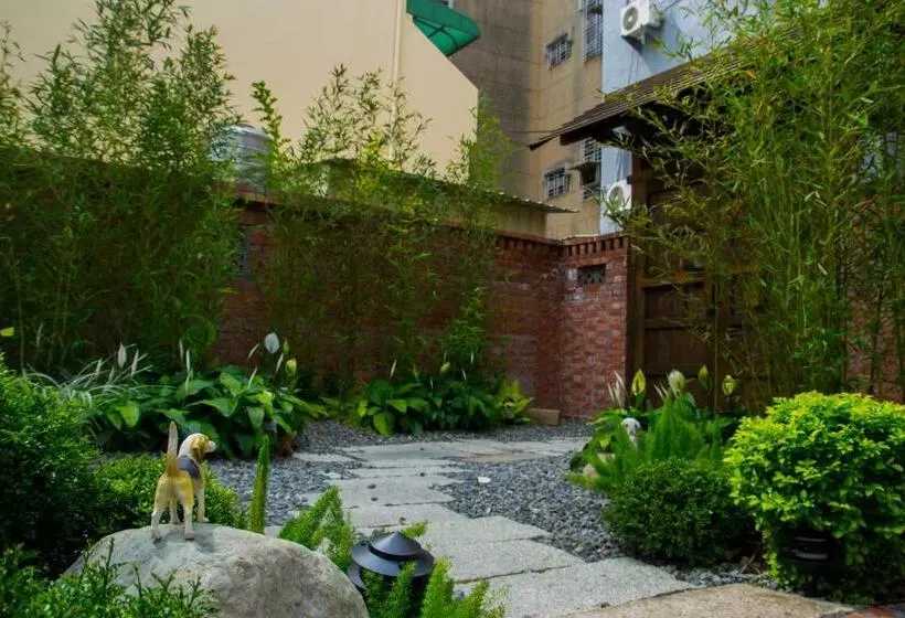 تختخواب و صبحانه Alley X Tainan