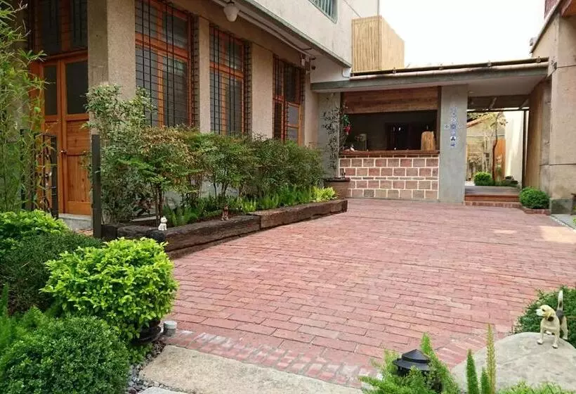 تختخواب و صبحانه Alley X Tainan