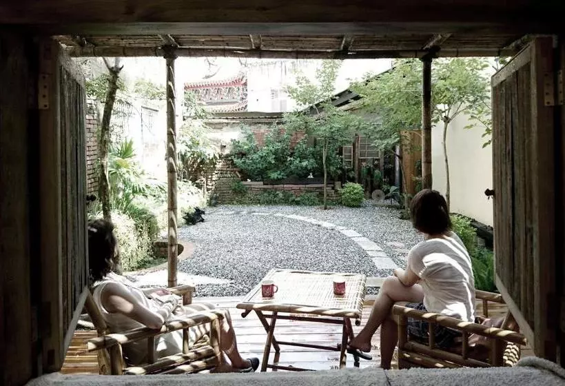 تختخواب و صبحانه Alley X Tainan