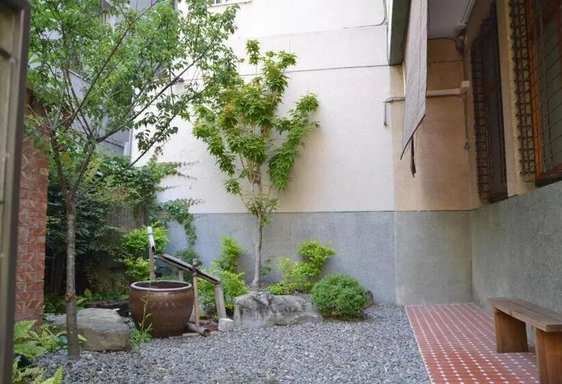 تختخواب و صبحانه Alley X Tainan