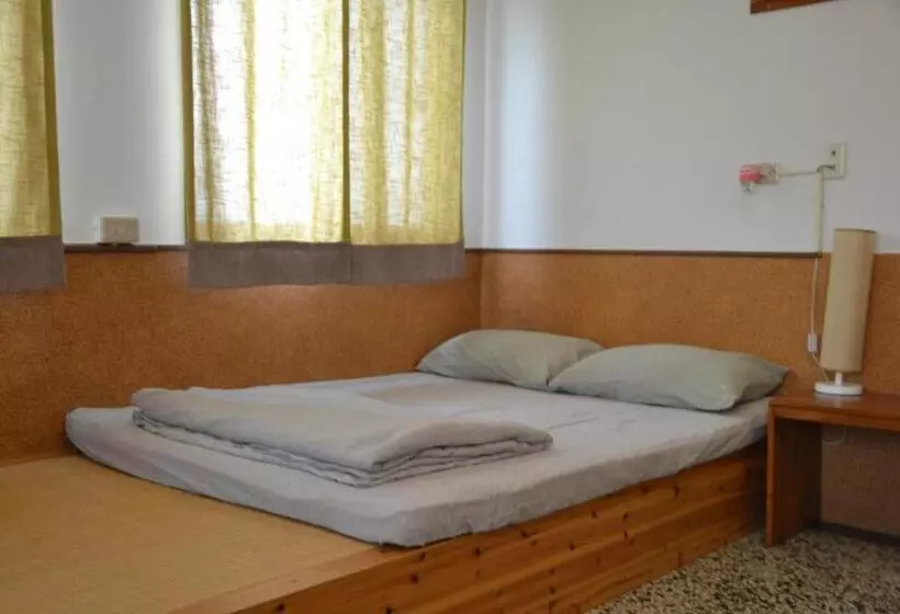 تختخواب و صبحانه Alley X Tainan