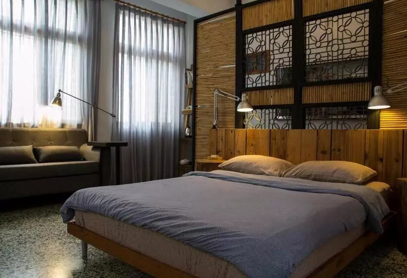 تختخواب و صبحانه Alley X Tainan