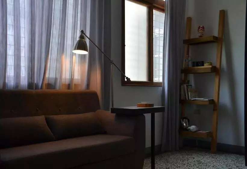 تختخواب و صبحانه Alley X Tainan