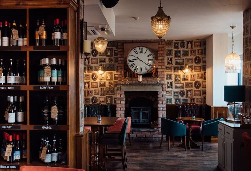 Hotel Arthur S Bar & Accommodation