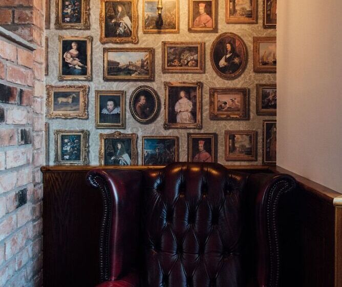 Hotel Arthur S Bar & Accommodation