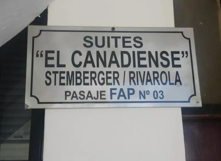 ホテル El Canadiense