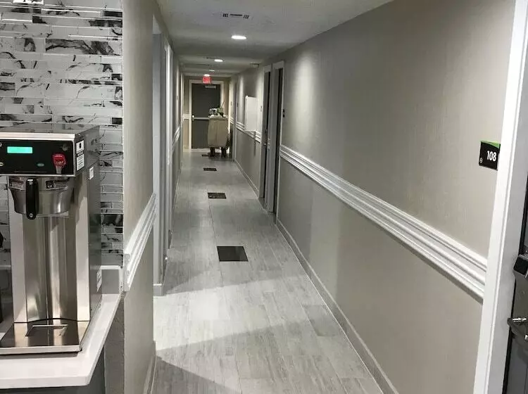 مُتل Hometown Inn & Suites