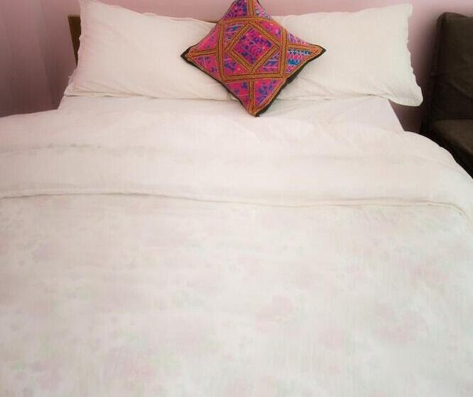 تختخواب و صبحانه Friend S Guest House