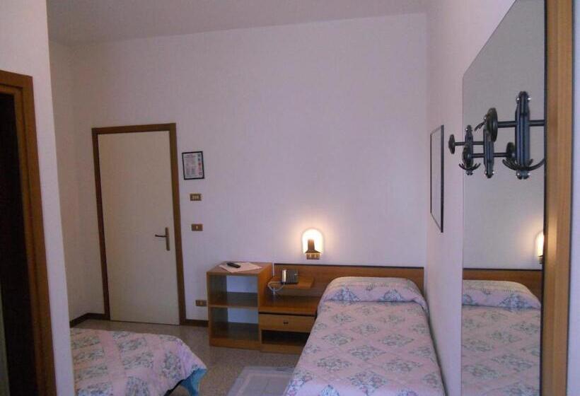 هتل O'scugnizzo 2