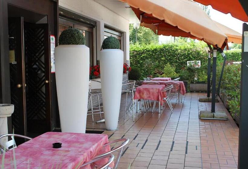 هتل O'scugnizzo 2