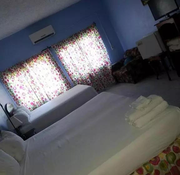 هتل Tropical Court