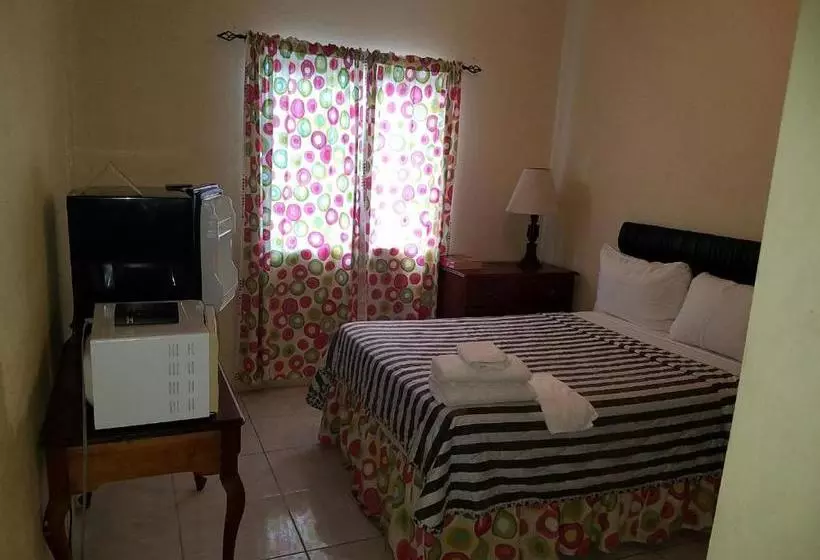 هتل Tropical Court