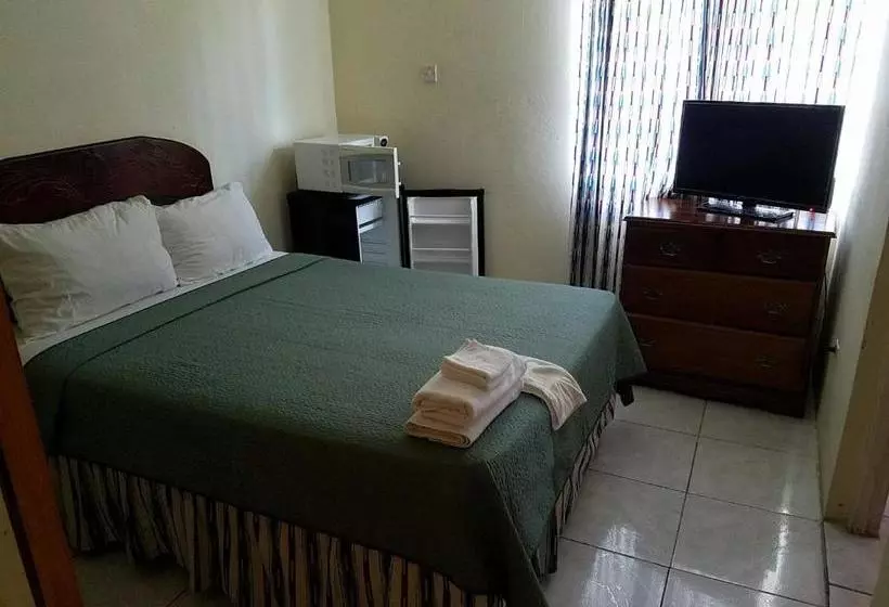 هتل Tropical Court