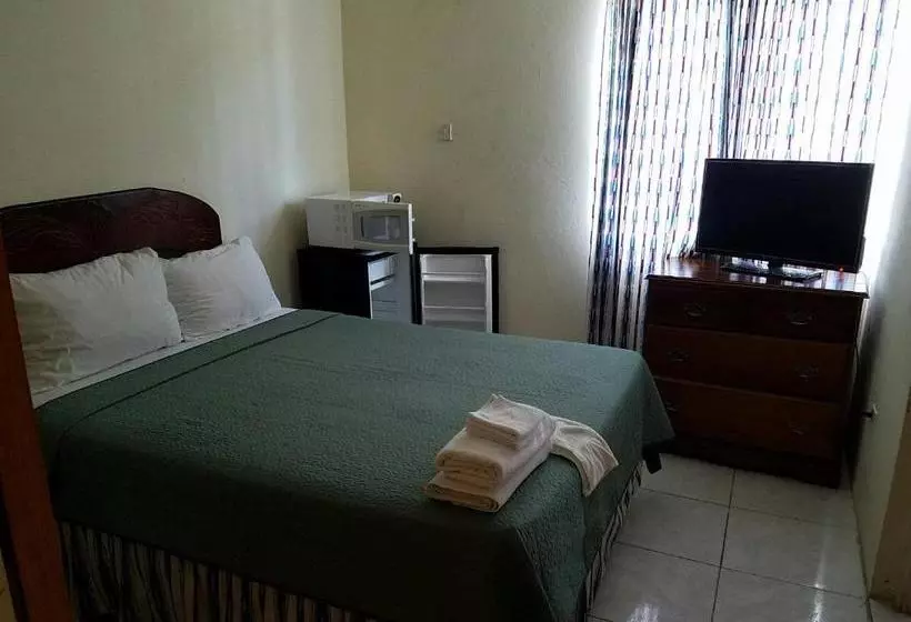 هتل Tropical Court