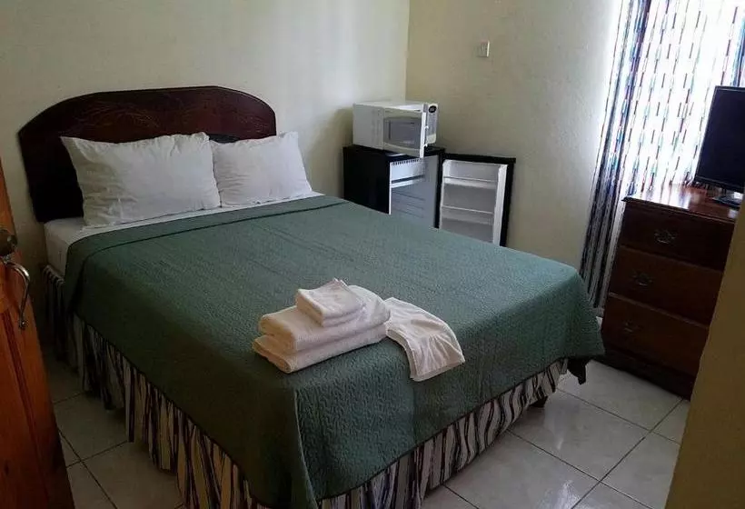 هتل Tropical Court