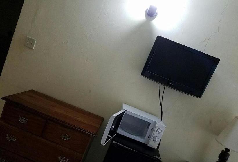 فندق Tropical Court