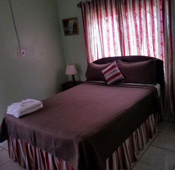 فندق Tropical Court