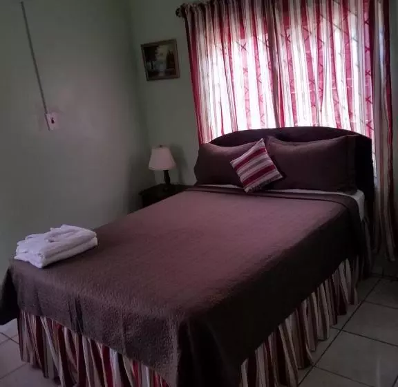 هتل Tropical Court