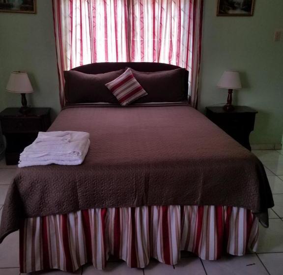 فندق Tropical Court