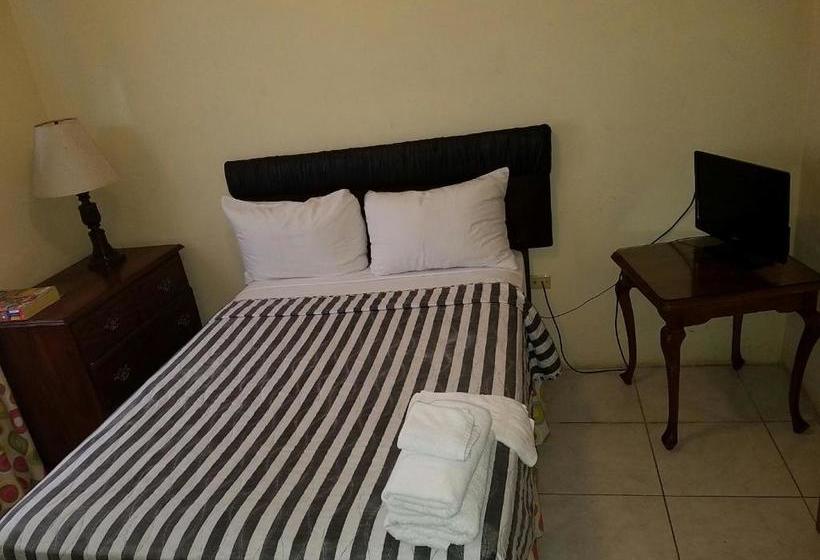 فندق Tropical Court