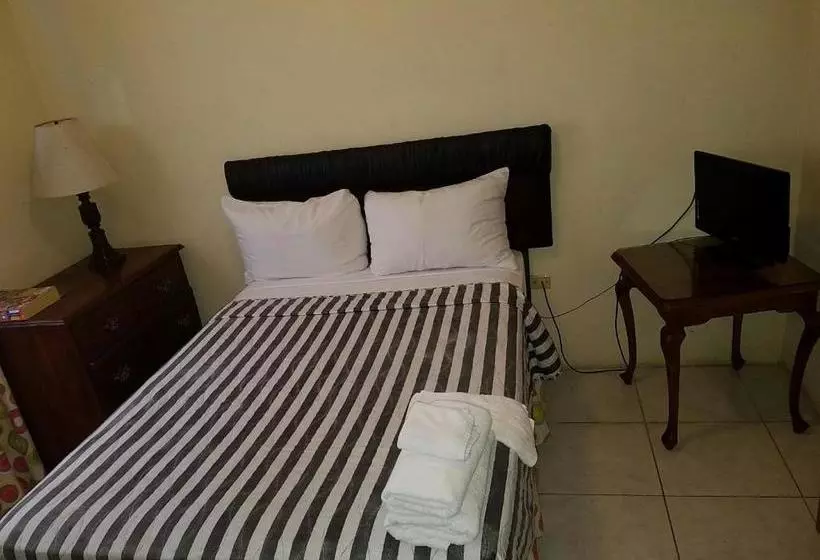 هتل Tropical Court