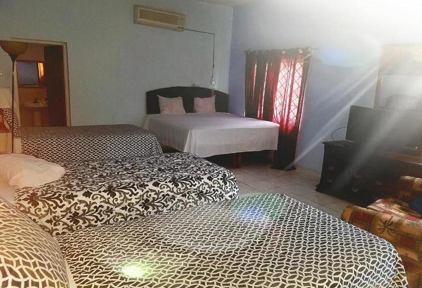 فندق Tropical Court