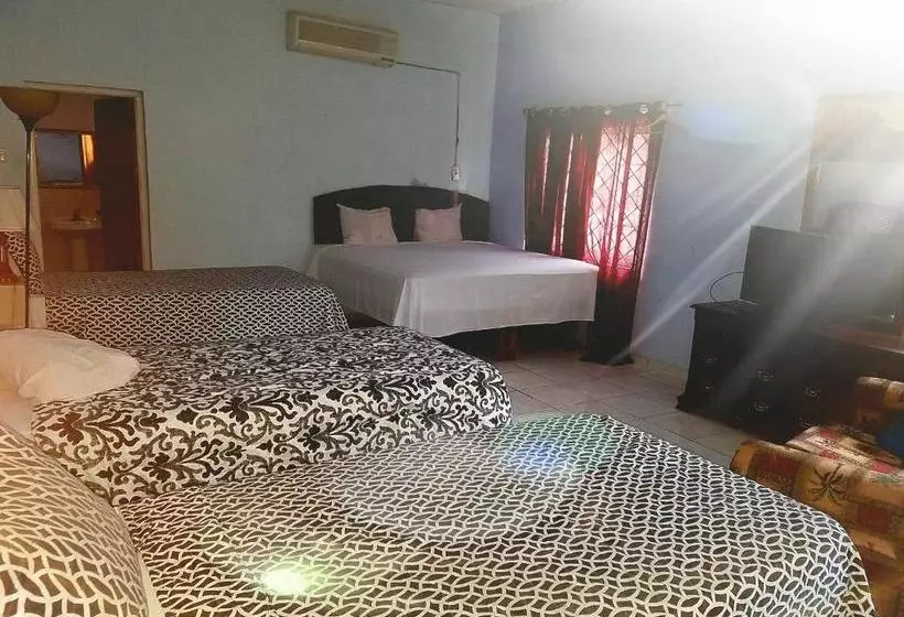 هتل Tropical Court