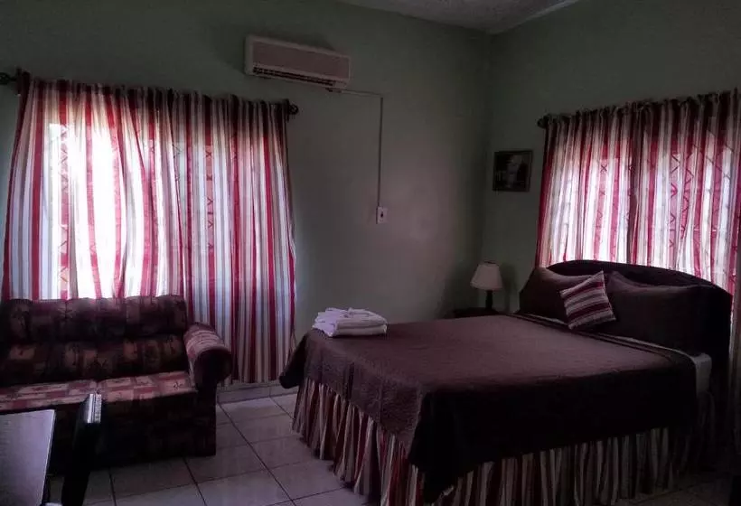 هتل Tropical Court