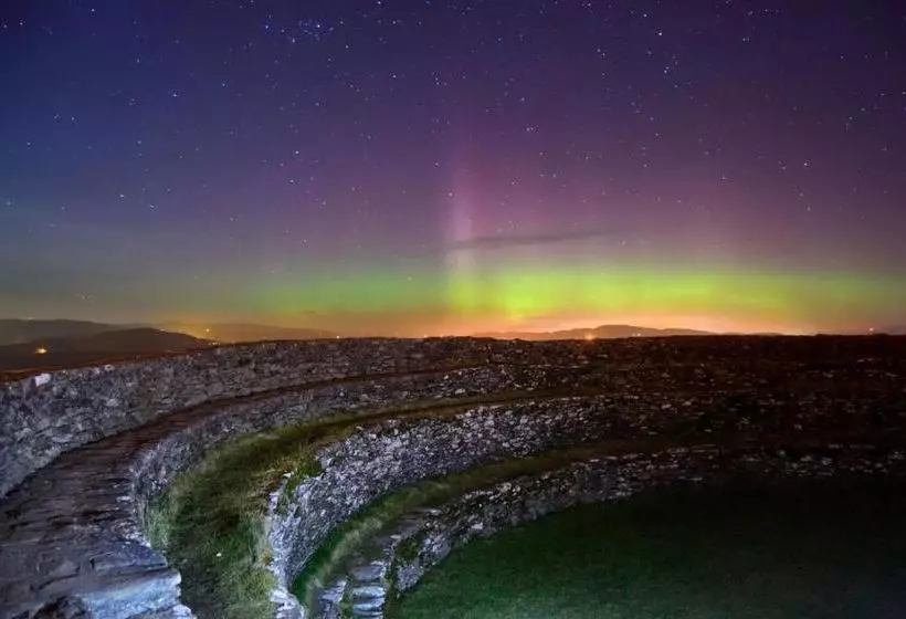 تختخواب و صبحانه Coach House Suites