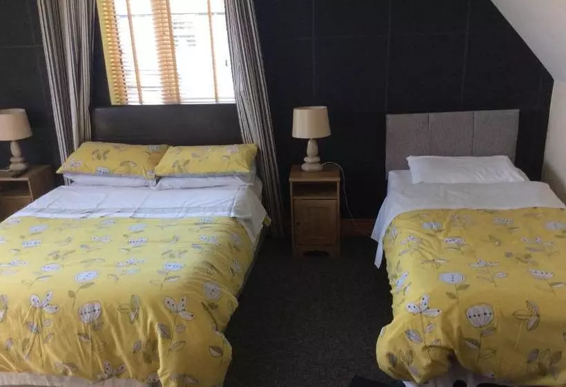 تختخواب و صبحانه Coach House Suites