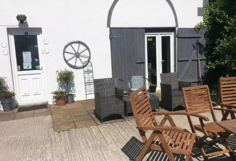 تختخواب و صبحانه Coach House Suites